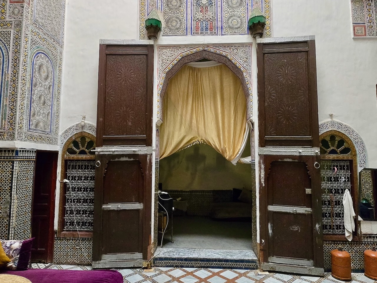Riad à vendre à Fès FOR SALE Three bedroom riad in Zkak Roumane – Fez Medina