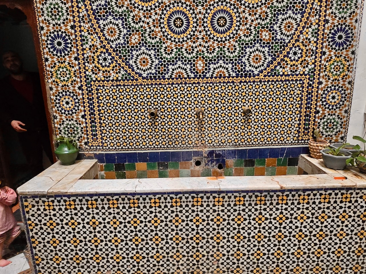 Riad à vendre à Fès FOR SALE Three bedroom riad in Zkak Roumane – Fez Medina